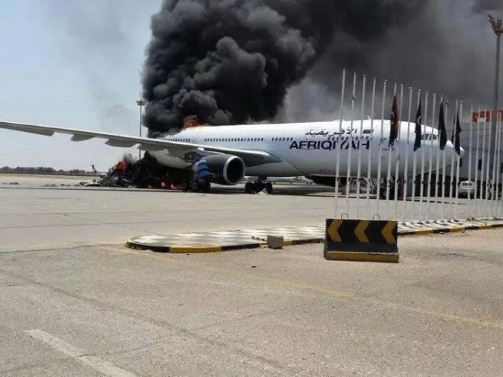 Аэропорт Триполи прекратил работу после обстрела ВВС 