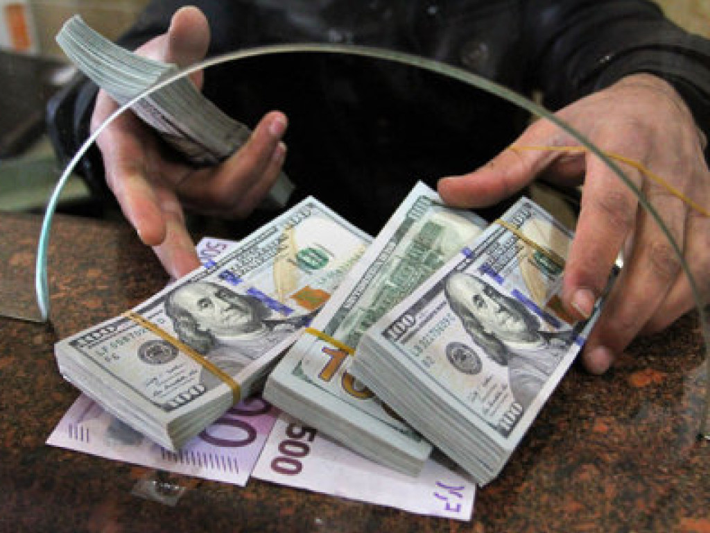 Украинцы начали массово скупать валюту 