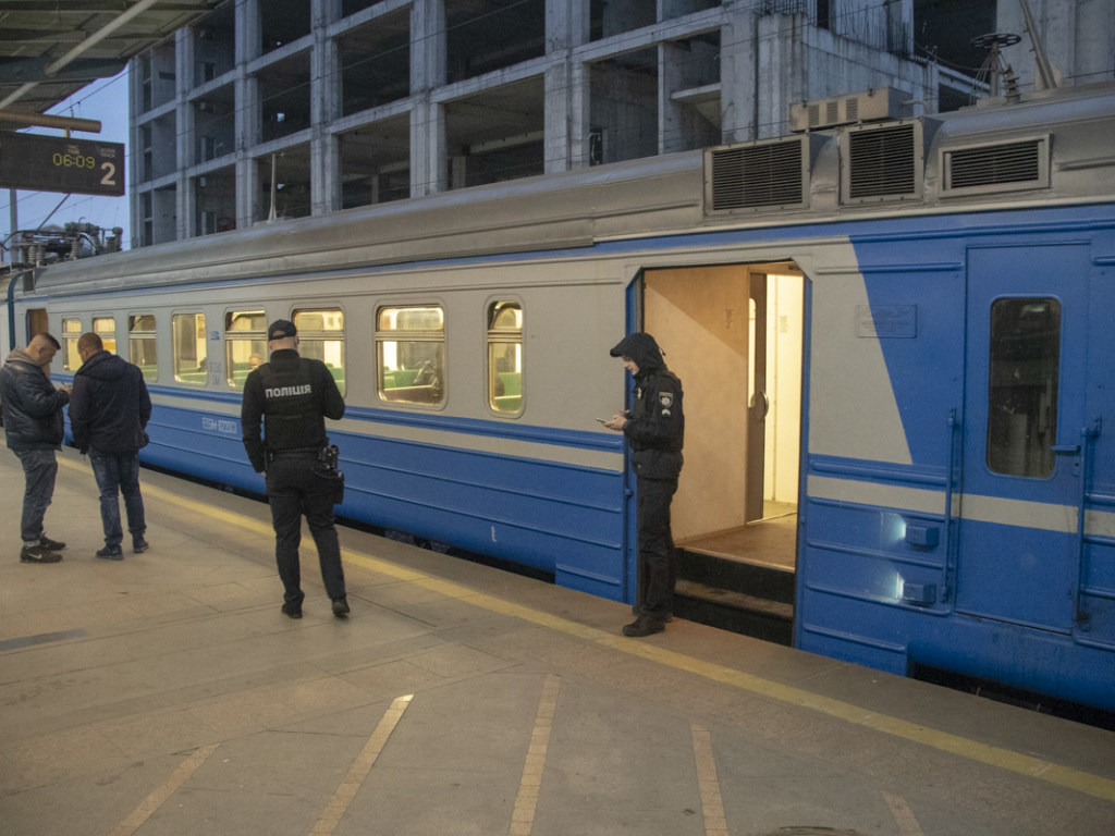 В последнем вагоне электрички «Киев-Яготин» обнаружили труп (ФОТО, ВИДЕО)