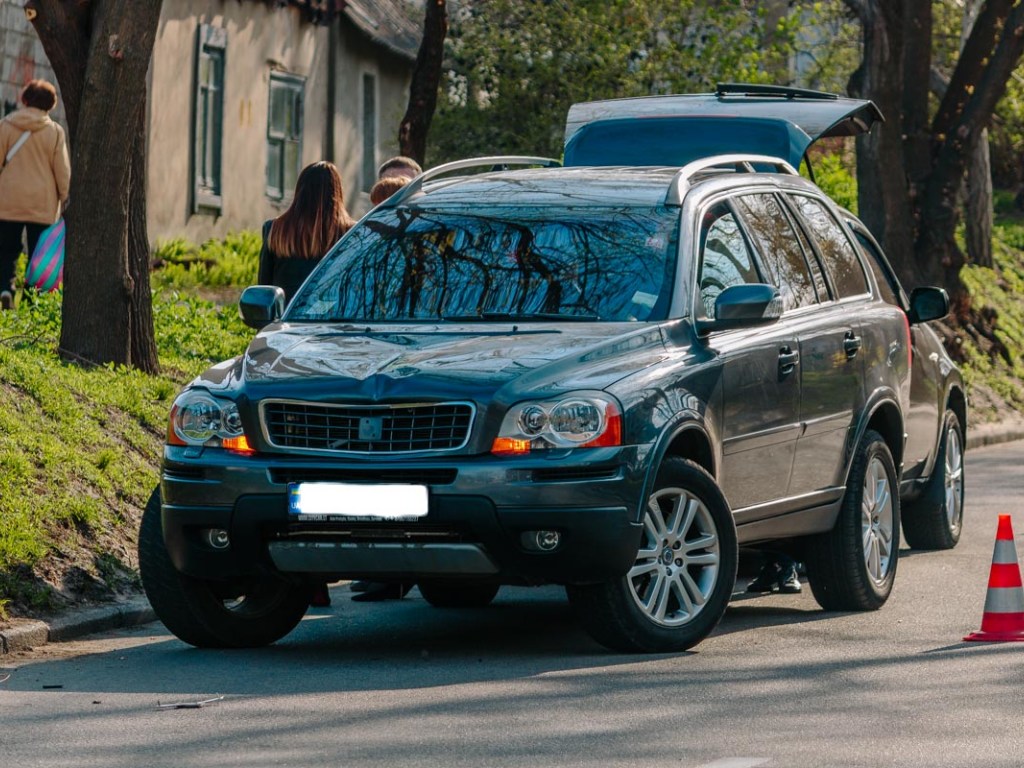 Водитель Volvo сбил 35-летнюю женщину в Днепре (ФОТО)