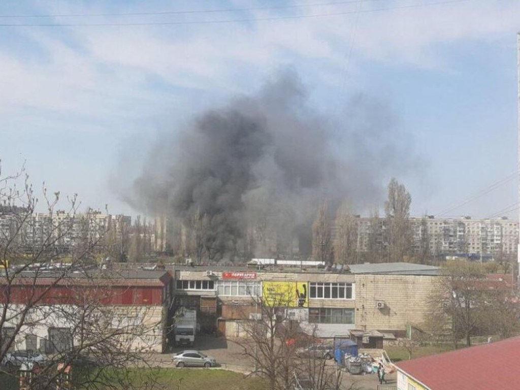 В Днепровском районе Киева горел рынок (ФОТО, ВИДЕО)