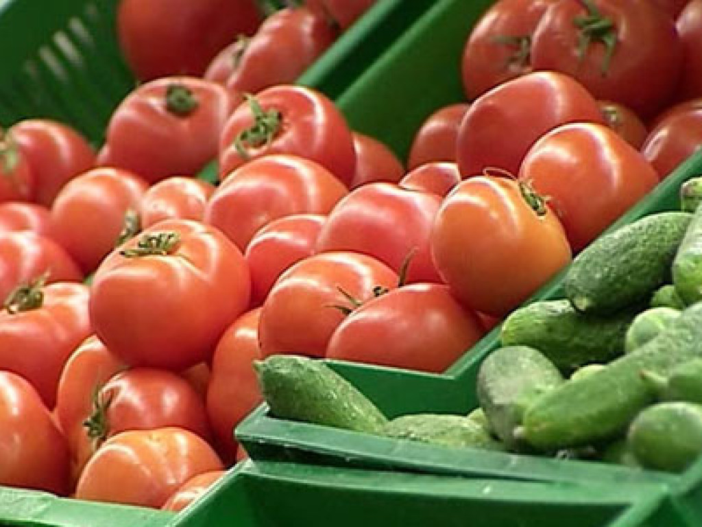 Огурцы по 75 гривен, помидоры по 100: более дешевые овощи украинцы смогут купить только в июне &#8212; эксперт