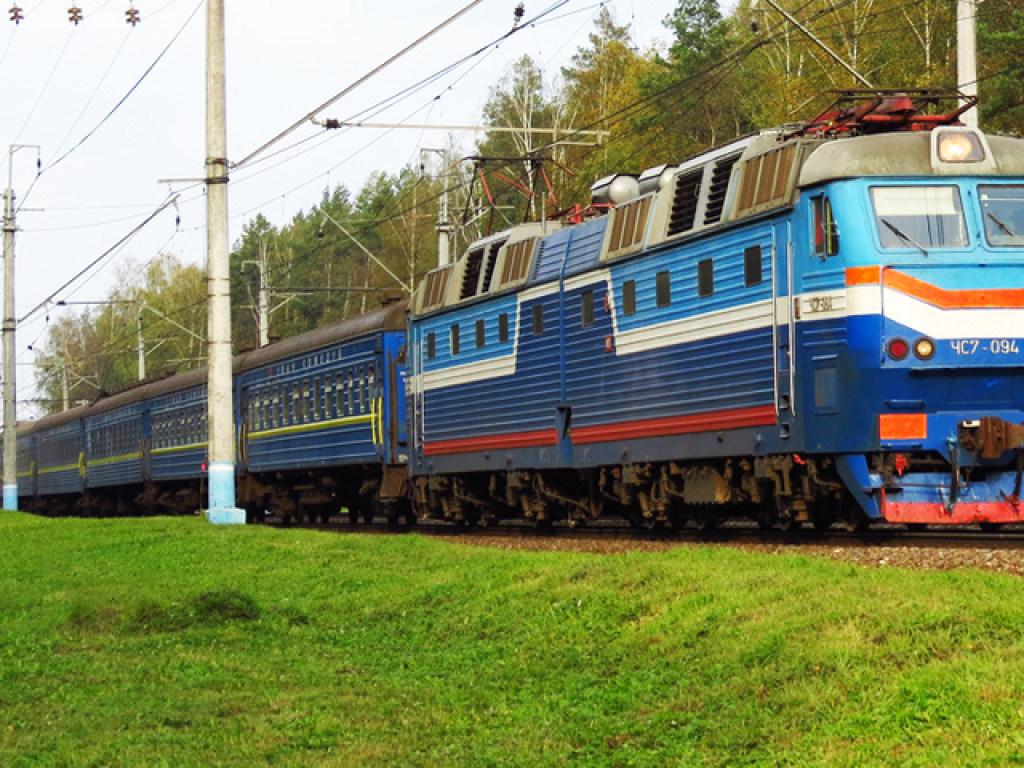 Пьяные фанаты «Карпат» разгромили три вагона поезда «Львов-Запорожье» (ВИДЕО)