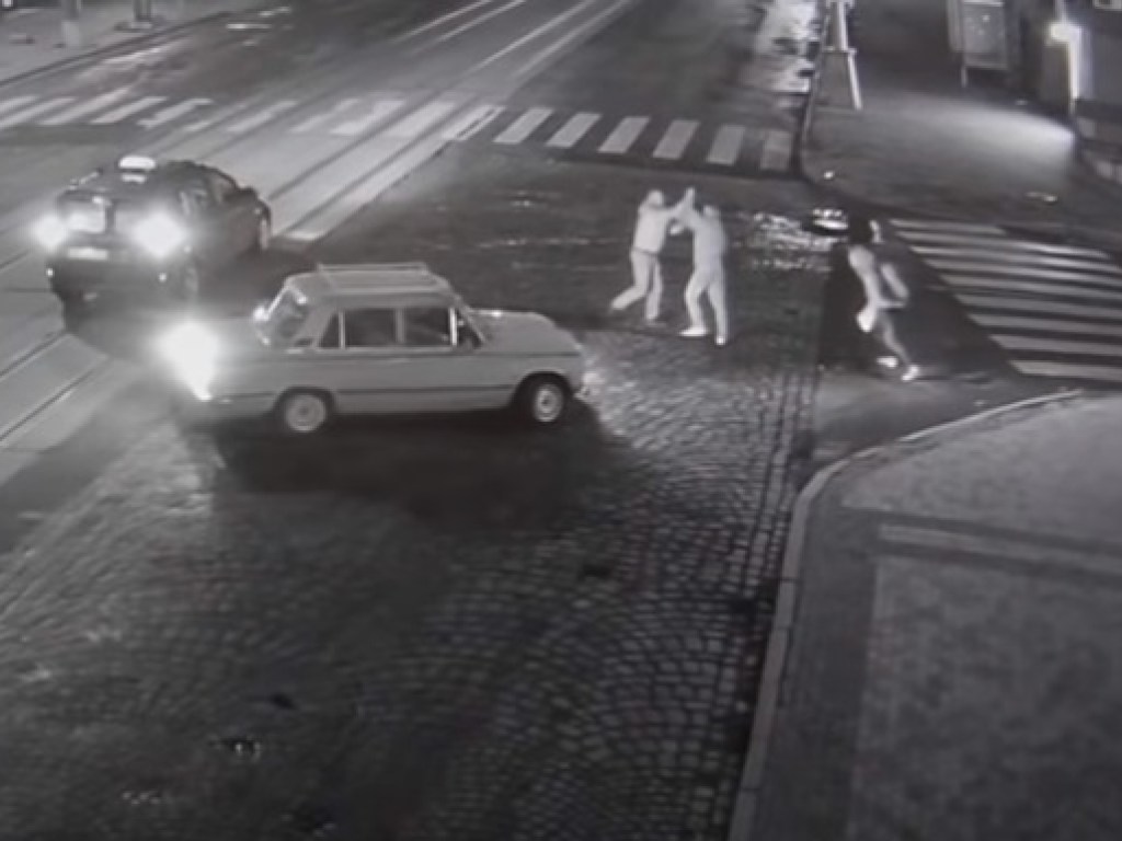 Таксист и пешеходы устроил разборки прямо на перекрестке в Виннице (ФОТО, ВИДЕО)