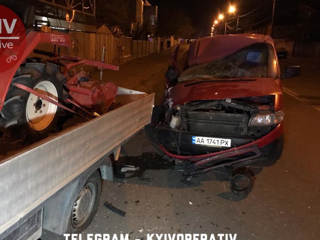 В Киеве пьяный водитель микроавтобуса повредил трактор и заснул на месте ДТП (ФОТО)
