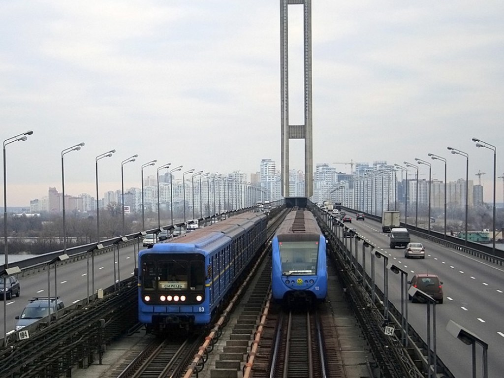 В Киеве из-за ремонтных работ частично перекрыли Южный мост