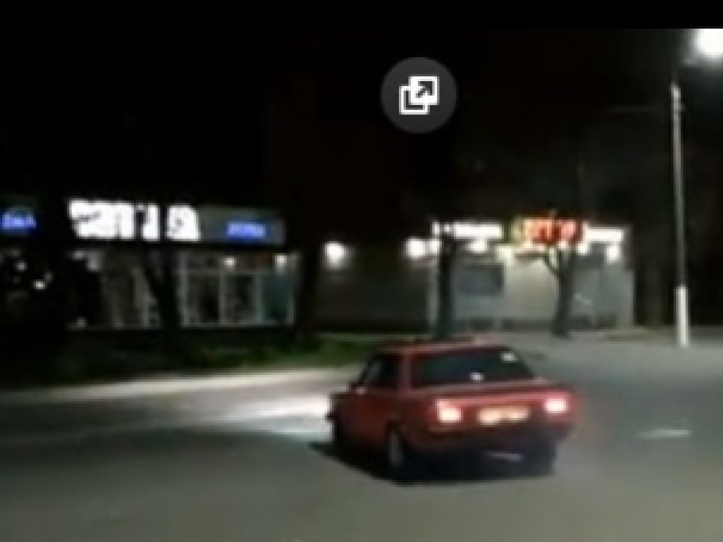 В центре Мелитополя красная иномарка показал эффектный дрифтинг (ФОТО, ВИДЕО)