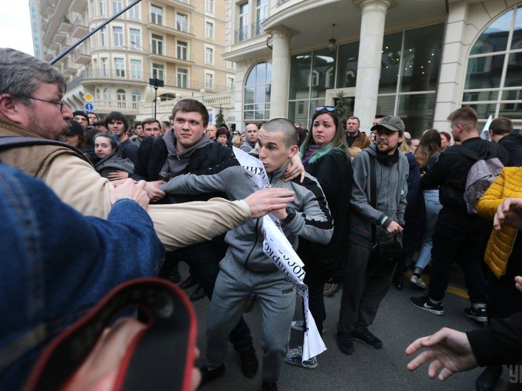 Под офисом партии Зеленского задержали двух человек – полиция  