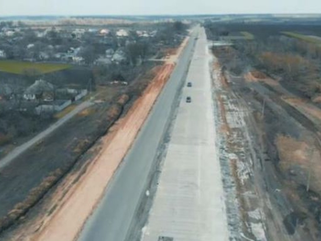 Полтавские дорожники показали запущенный в эксплуатацию участок цементобетонной дороги
