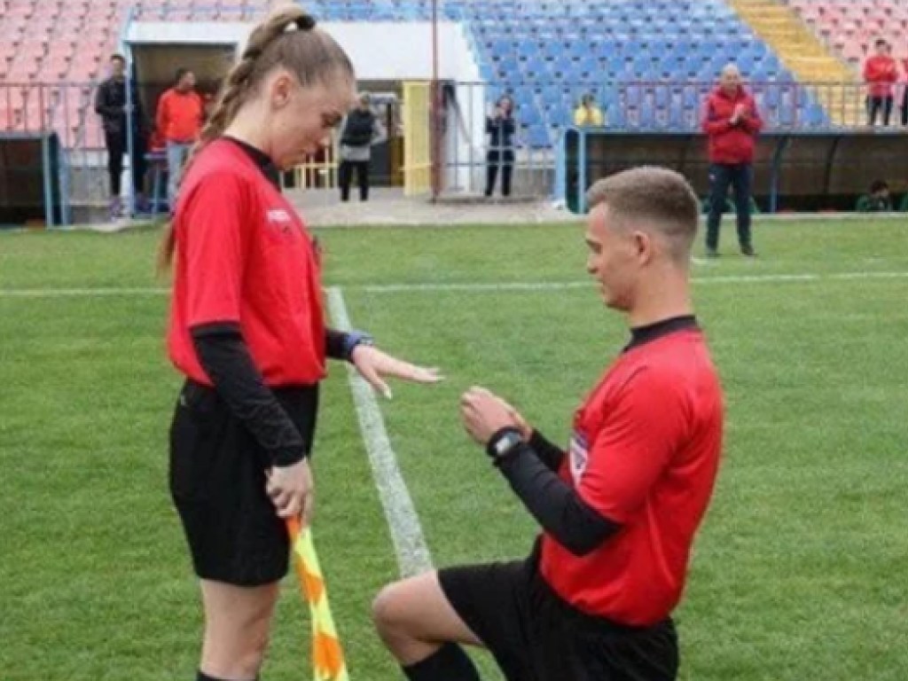 Футбольный судья сделал коллеге предложение руки и сердца на футбольном поле (ФОТО, ВИДЕО)