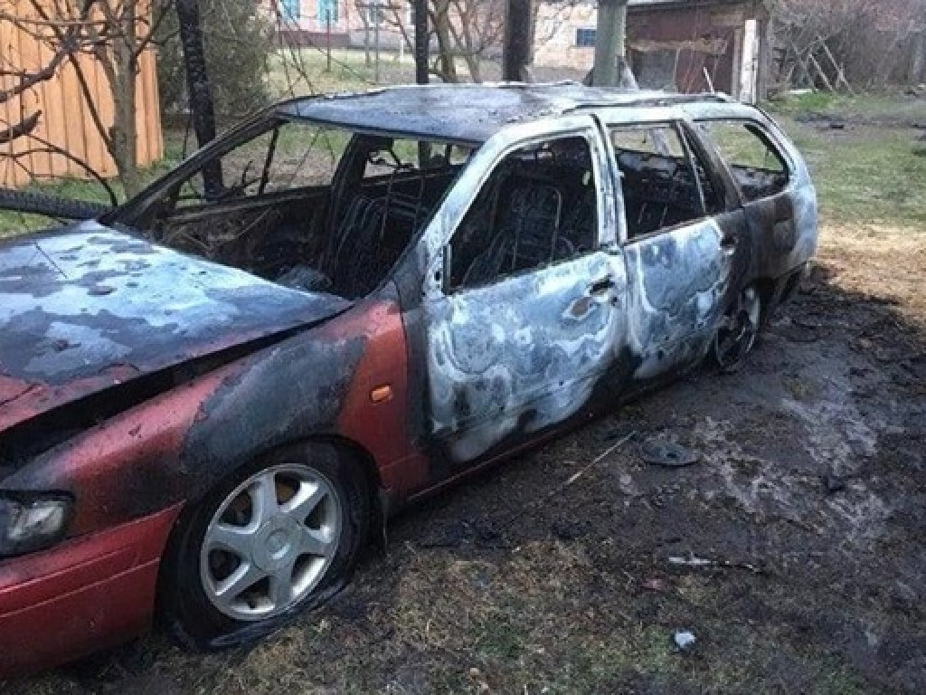 Под Киевом уничтожили депутатскую иномарку (ФОТО)
