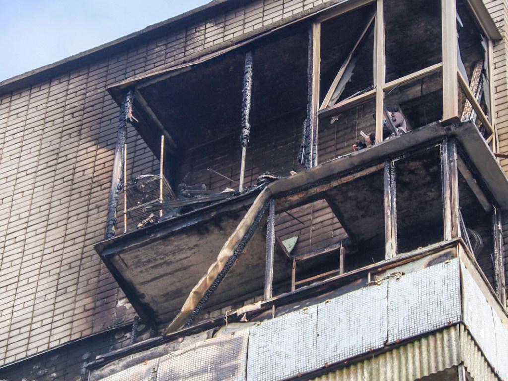На Приорке в Киеве загорелась квартира с 14-летней девочкой (ФОТО, ВИДЕО)