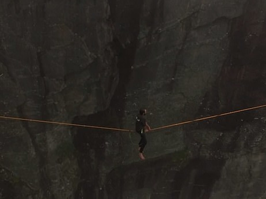 Норвежский канатоходец сорвался с 900-метровой высоты (ВИДЕО)