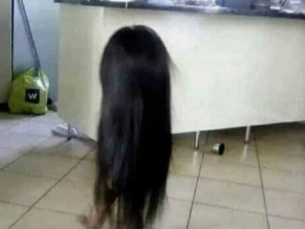 Девочка надела парик не по размеру и не на шутку напугала отца (ФОТО)