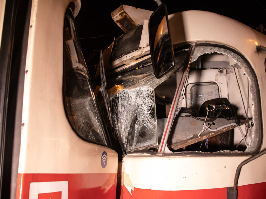 Лобовое столкновение трамваев в Киеве: троих пассажиров госпитализировали (ФОТО, ВИДЕО)