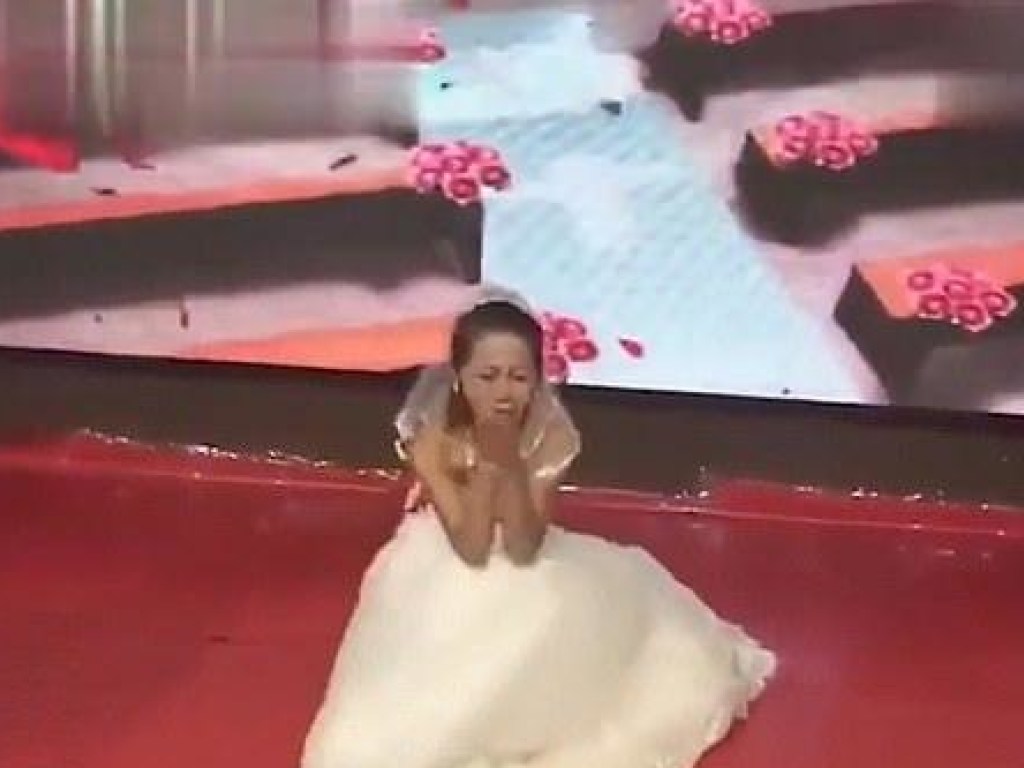 «Вот это страсти!»: девушка в подвенечном платье ворвалась на свадьбу бывшего парня (ФОТО, ВИДЕО)