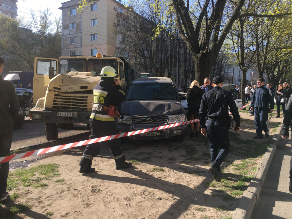 У грузовика отказали тормоза: в центре Днепра произошло массовое ДТП, столкнулось семь машин (ФОТО, ВИДЕО)