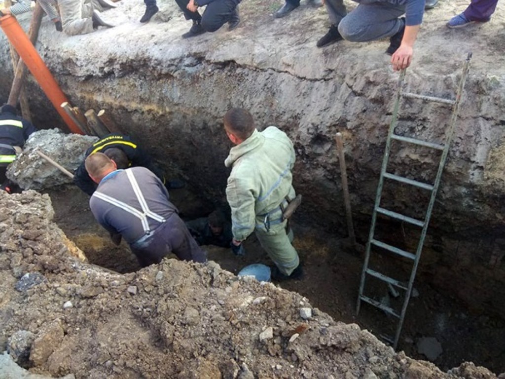 На Днепропетровщине ремонтники оказались под завалами грунта (ФОТО, ВИДЕО)