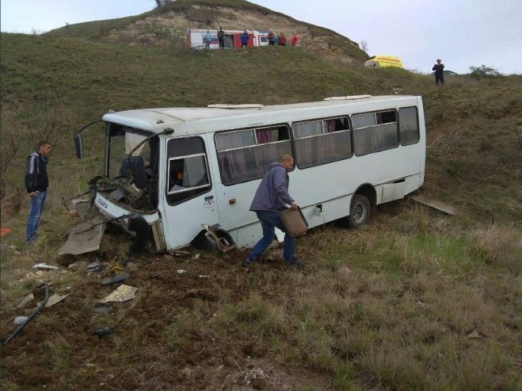 Рейсовый автобус слетел в овраг в Крыму, есть жертвы (ФОТО)