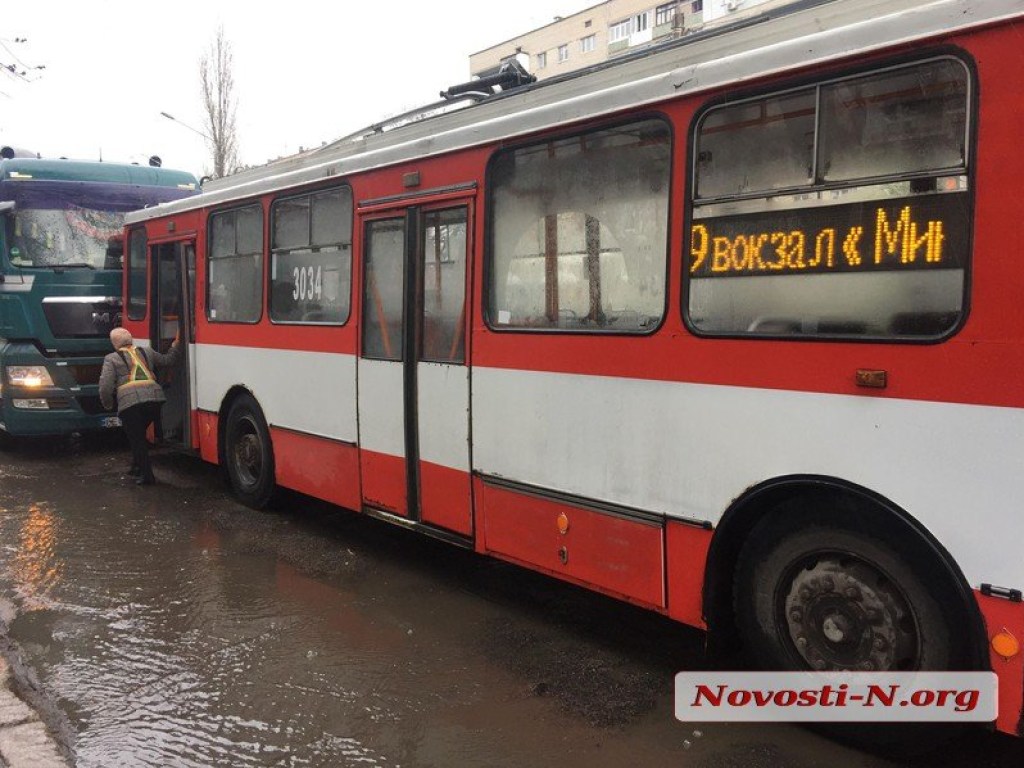 Тягач MAN врезался в троллейбус в Николаеве (ФОТО)