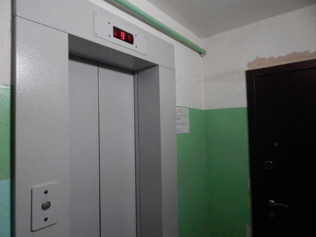 В Харькове молодая женщина в состоянии клинической смерти застряла в лифте вместе с медиками
