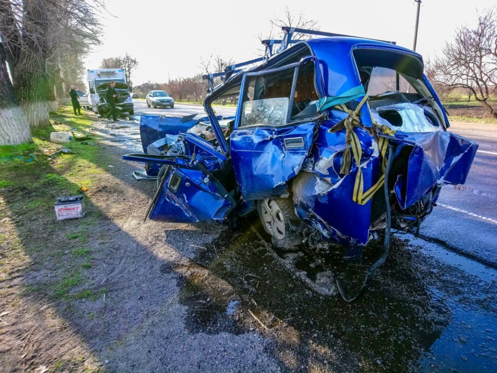 В Днепропетровской области грузовик протаранил ВАЗ: от легковушки осталась груда металла (ФОТО)