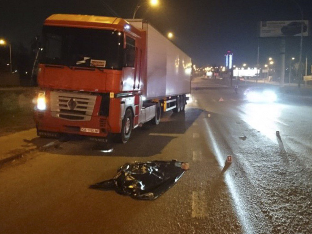 На окраине Киева фура сбила насмерть пьяную женщину (ФОТО)