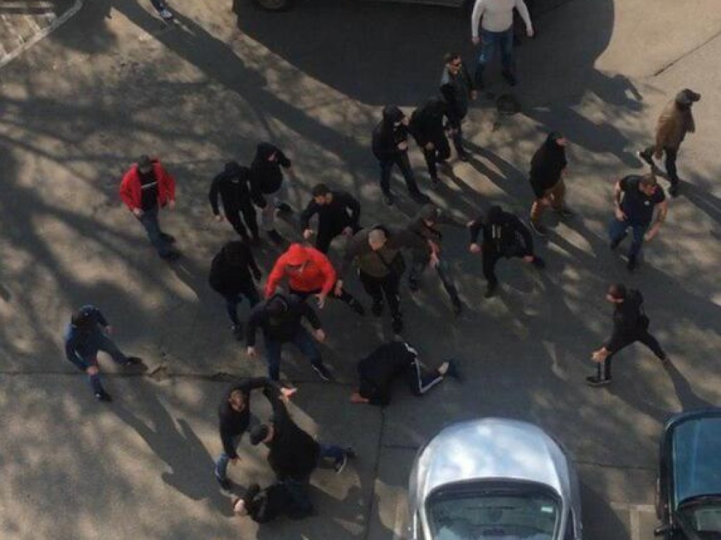 Поливали из шланга: в Киеве посреди улицы произошла массовая драка (ФОТО, ВИДЕО)