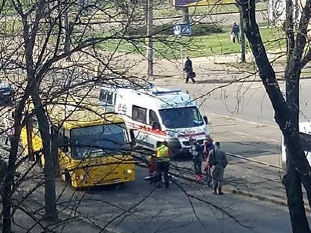 Водитель столичной маршутки сбил пешехода на Куреневке (ФОТО)