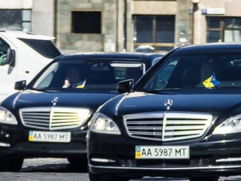 Кортеж Порошенко промчался по встречке в центре Киева: образовалась пробка (ВИДЕО)