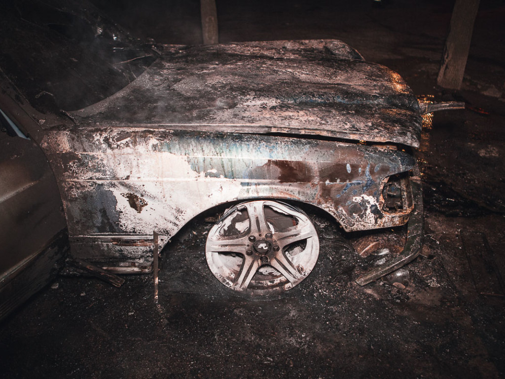 Сильный хлопок: в Днепре во дворе дома сгорел Mercedes (ФОТО)