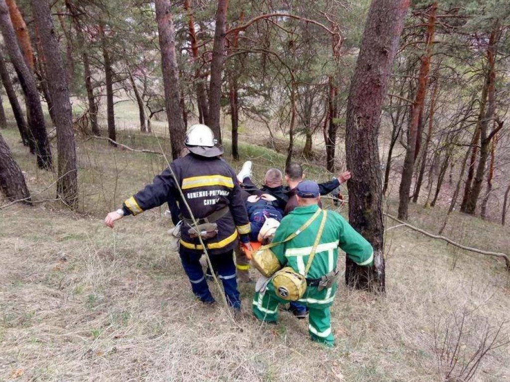На Тернопольщине со стены крепости на Замковой горе упала 15-летняя девушка (ФОТО)