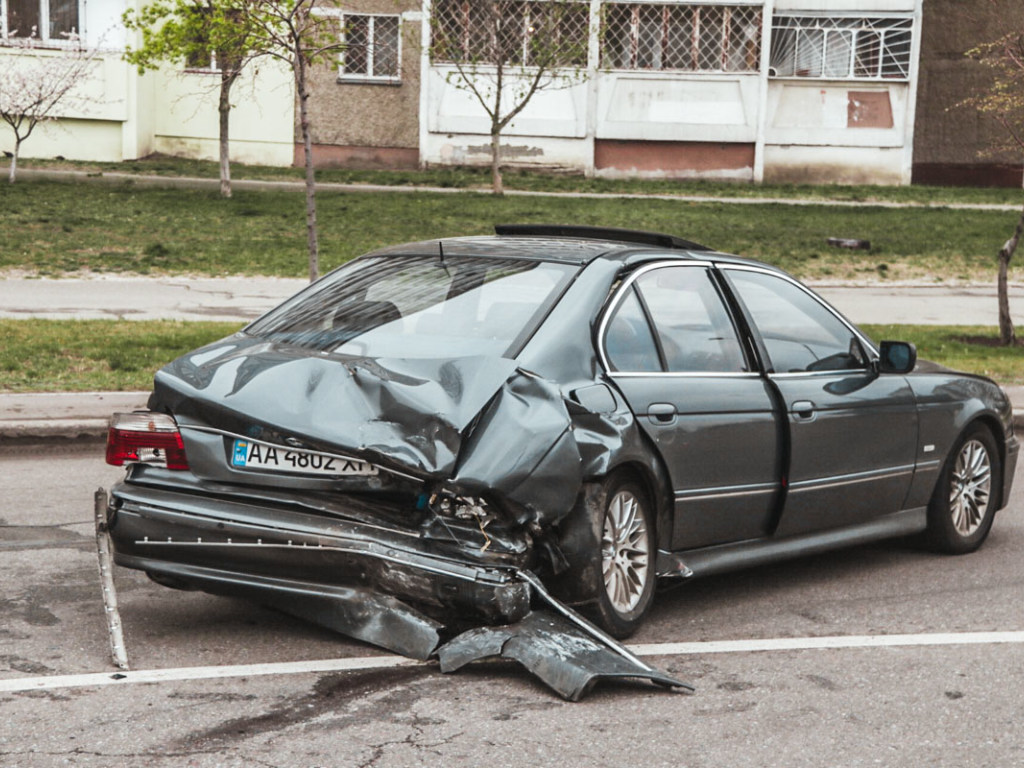 Занесло на скользкой от дождя дороге: в Киеве на Троещине столкнулись BMW и Mercedes (ФОТО, ВИДЕО)