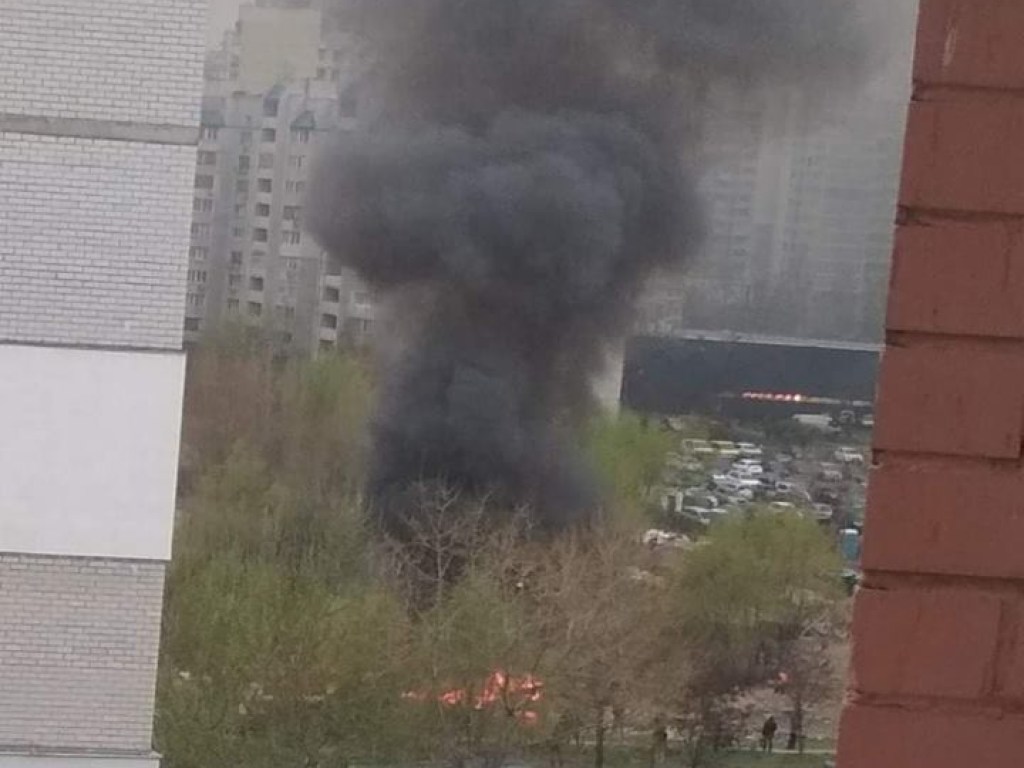Пожар на Позняках в Киеве: небо заволокло едким дымом, слышны взрывы