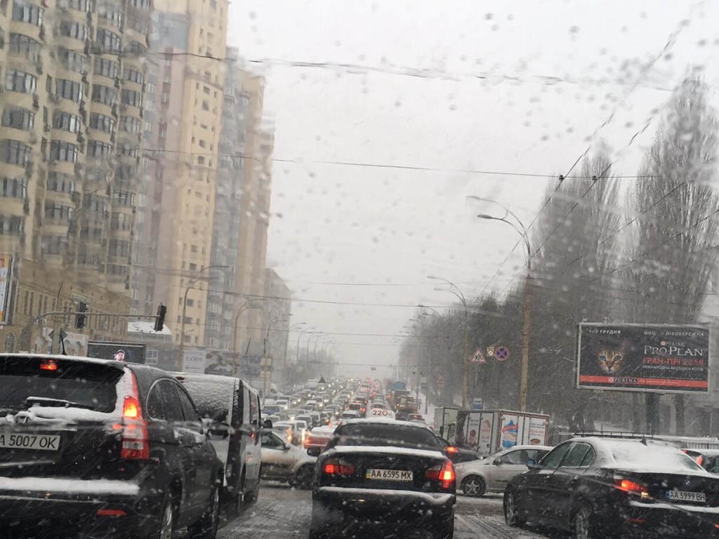 За час в Киеве произошло 27 ДТП, уровень пробок достиг 8 баллов (КАРТА)
