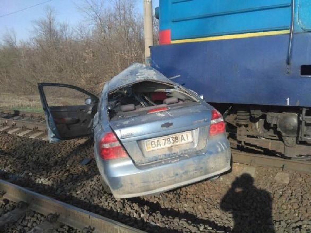 В Кировоградской области мужчина за рулем Chevrolet врезался в поезд и погиб