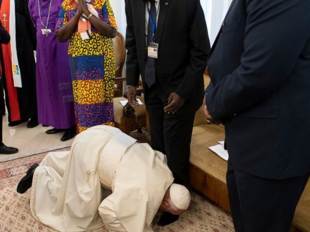 Папа Римский расцеловал ноги лидерам Южного Судана (ФОТО, ВИДЕО)