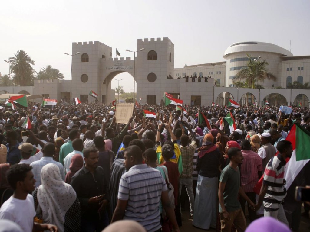 После военного переворота кардинальных изменений в жизни Судана не произойдет – арабский политолог
