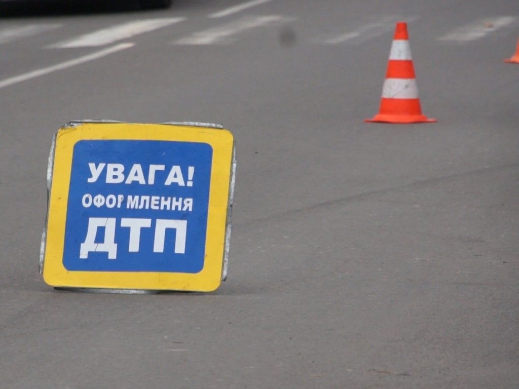 Под Киевом на Житомирской трассе произошло серьезное ДТП: грузовик превратился в груду металлолома  (ВИДЕО)
