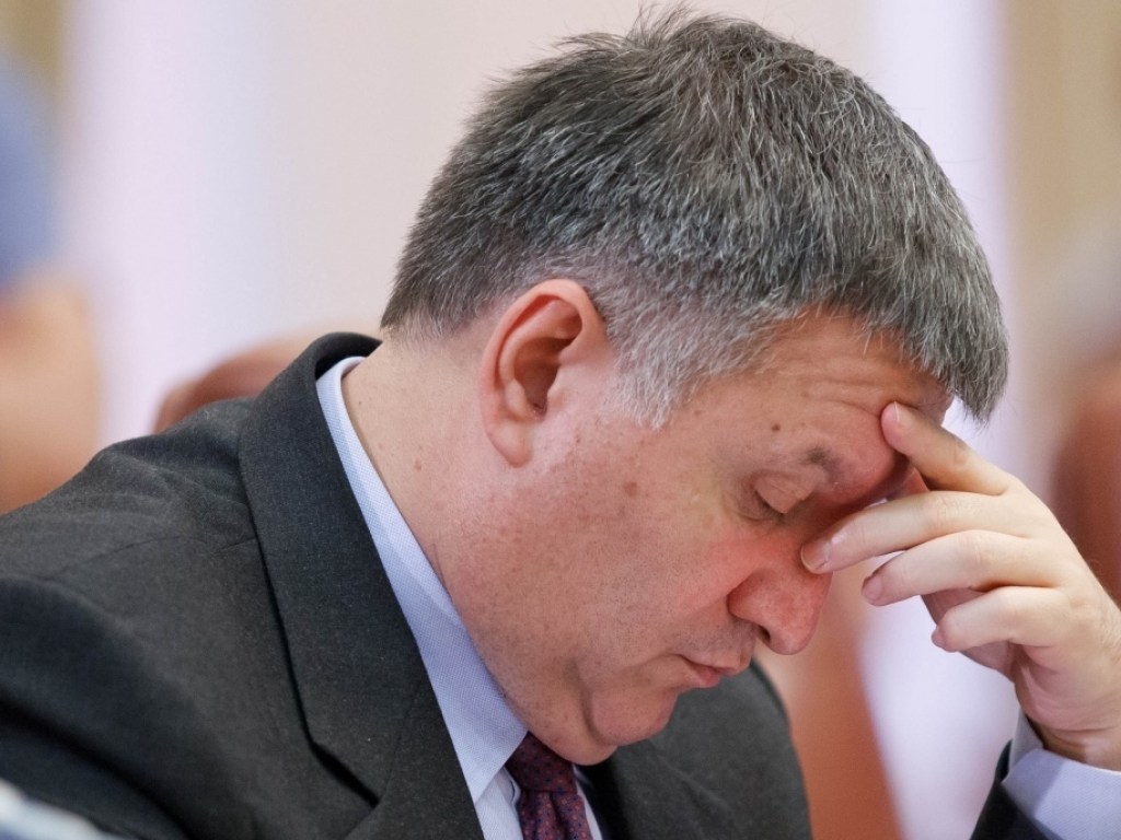 Аваков не исключил возможность вызова Порошенко на допрос