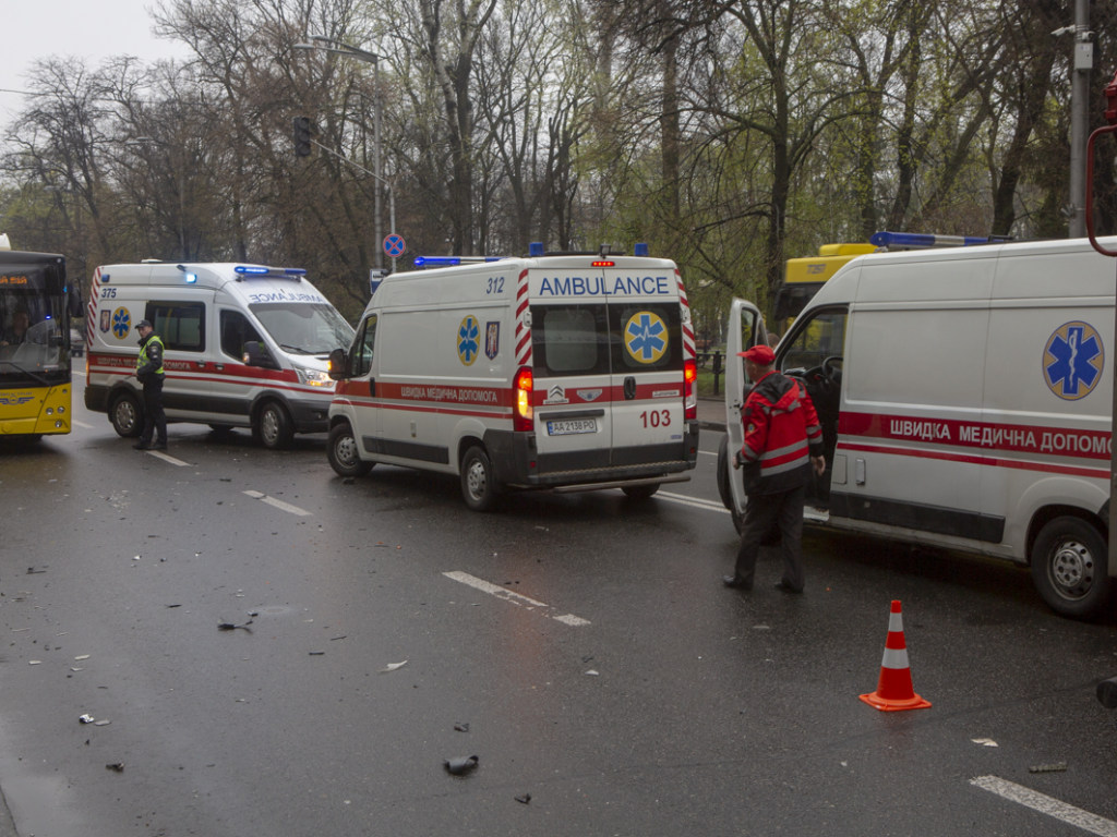  Toyota, Volkswagen, Hyundai и Lanos: в правительственном квартале Киева произошло массовое ДТП (ФОТО, ВИДЕО)
