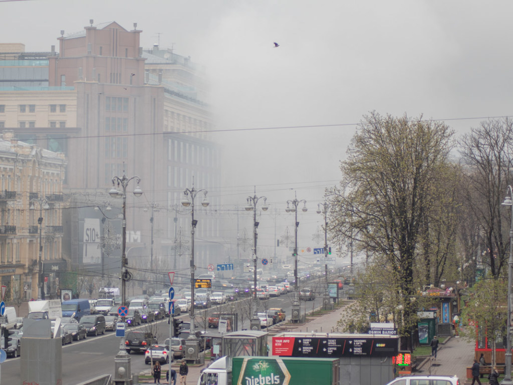 Под КГГА зажгли фаеры: дым окутал всю центральную улицу столицы (ФОТО, ВИДЕО)