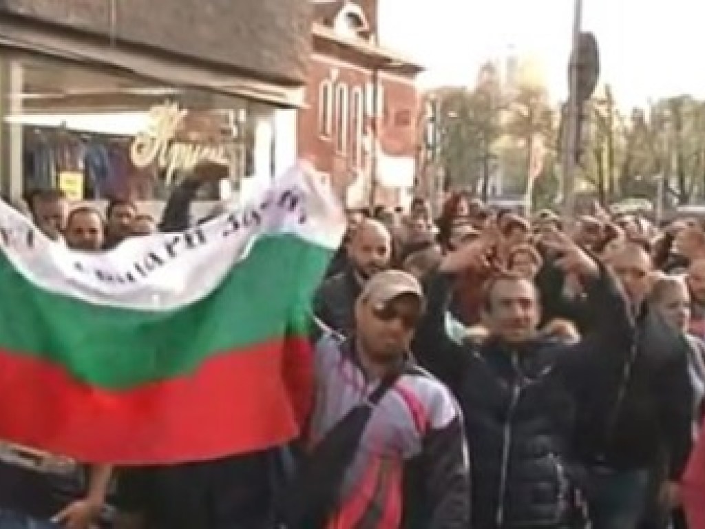 Болгарию охватили протесты против ромов: произошли стычки (ВИДЕО)