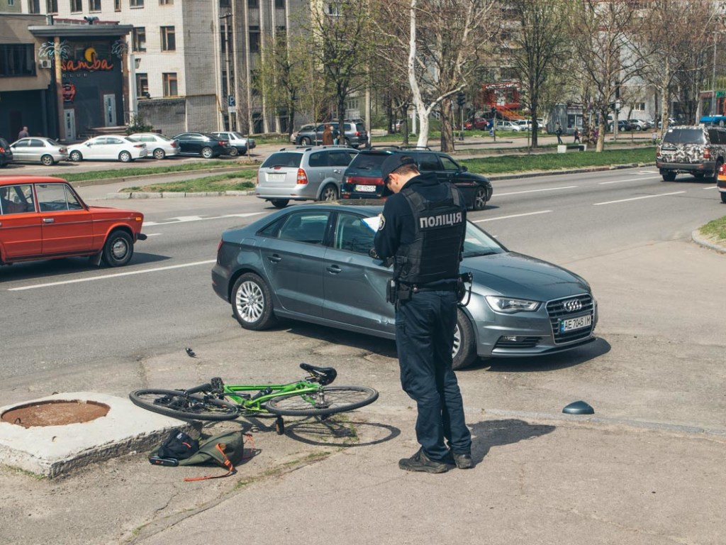 Водитель Audi сбил велосипедиста на проспекте в Днепре (ФОТО)