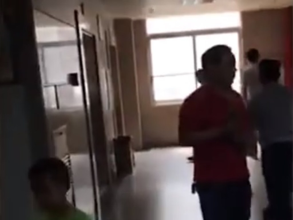 «Это уже перебор»: в китайской больнице показали пациентам кино для взрослых (ВИДЕО)