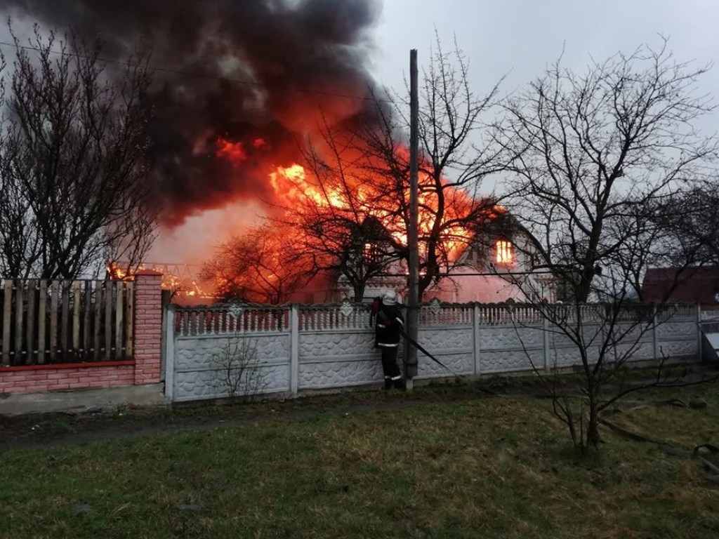 В поселке Житомирской области произошел крупный пожар: горели жилые постройки (ФОТО)