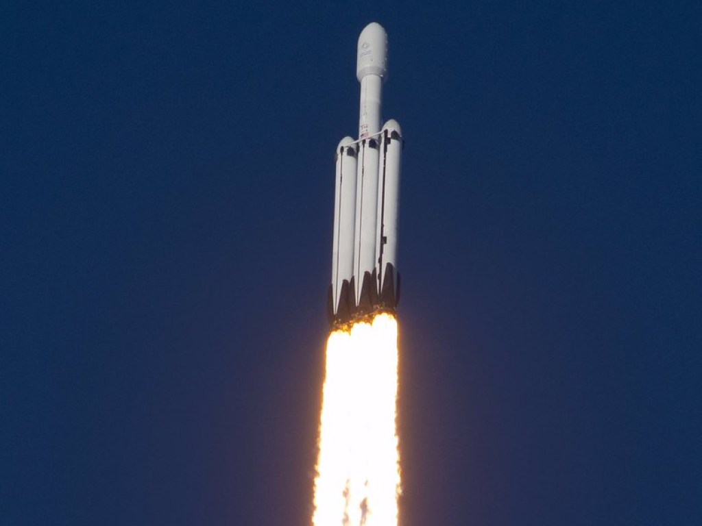 Falcon Heavy вывела в космос спутник: впечатляющие фото и видео