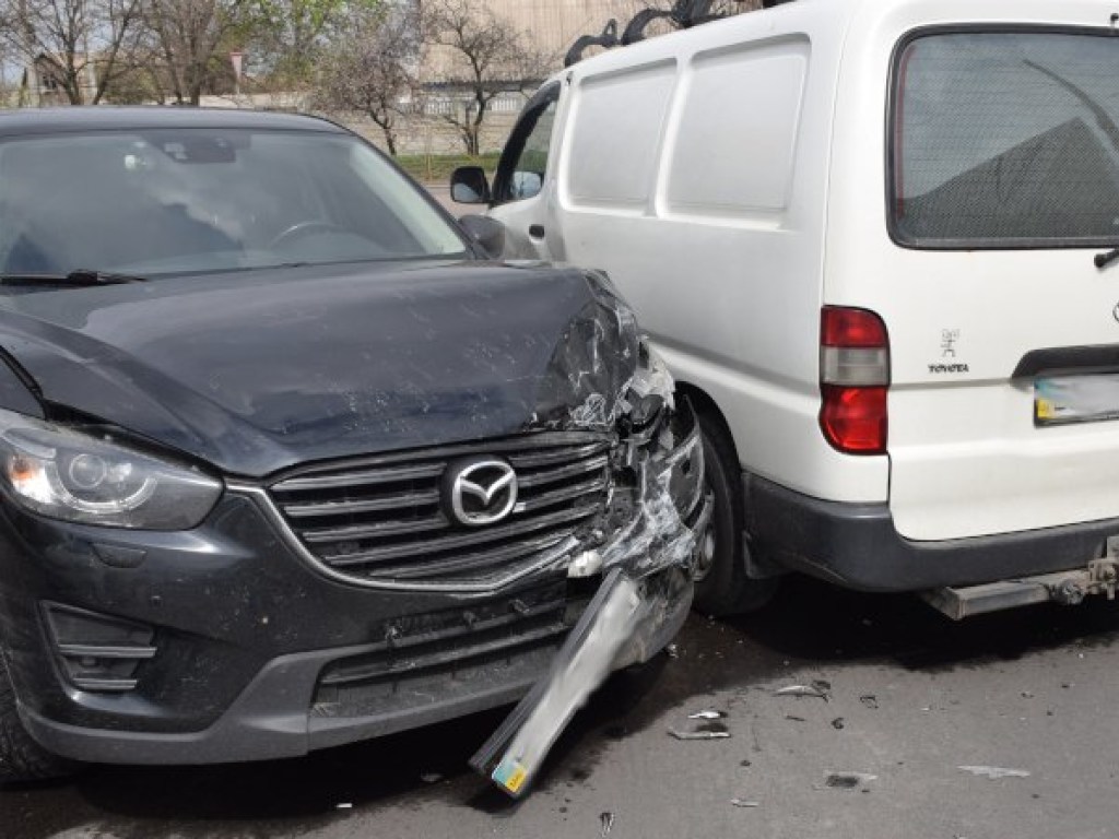 В Николаеве дорогу не поделили Mazda и Toyota: образовалась пробка (ФОТО)