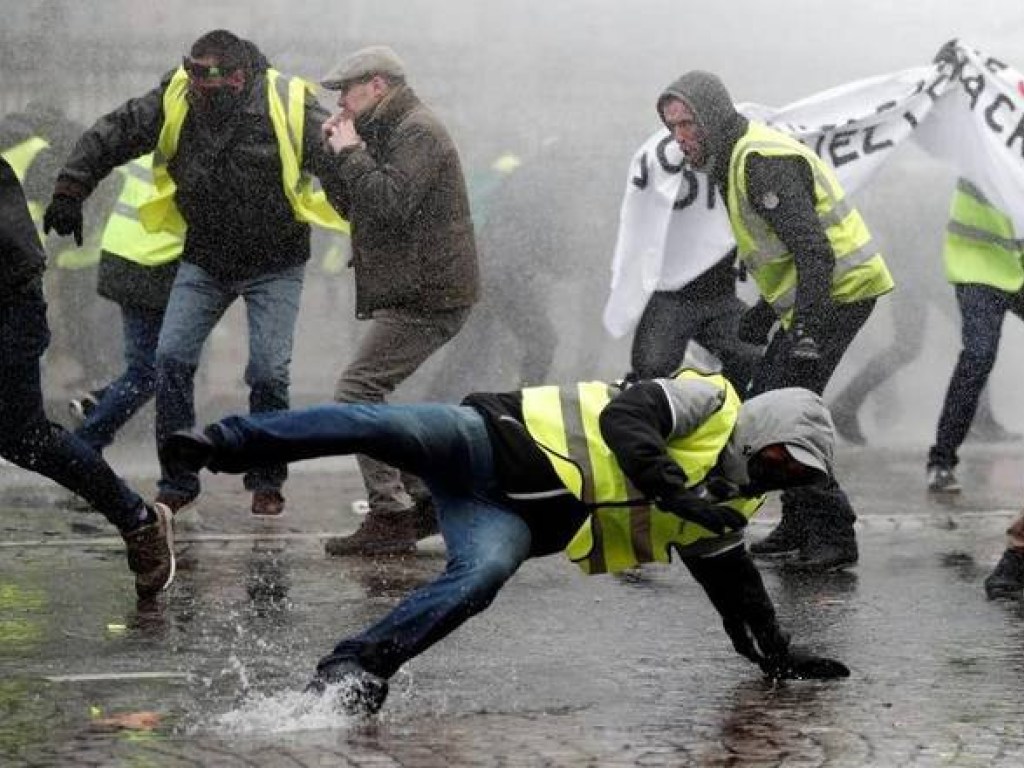 Во Франции полиция применила против «желтых жилетов» водяные пушки и слезоточивый газ (ВИДЕО)