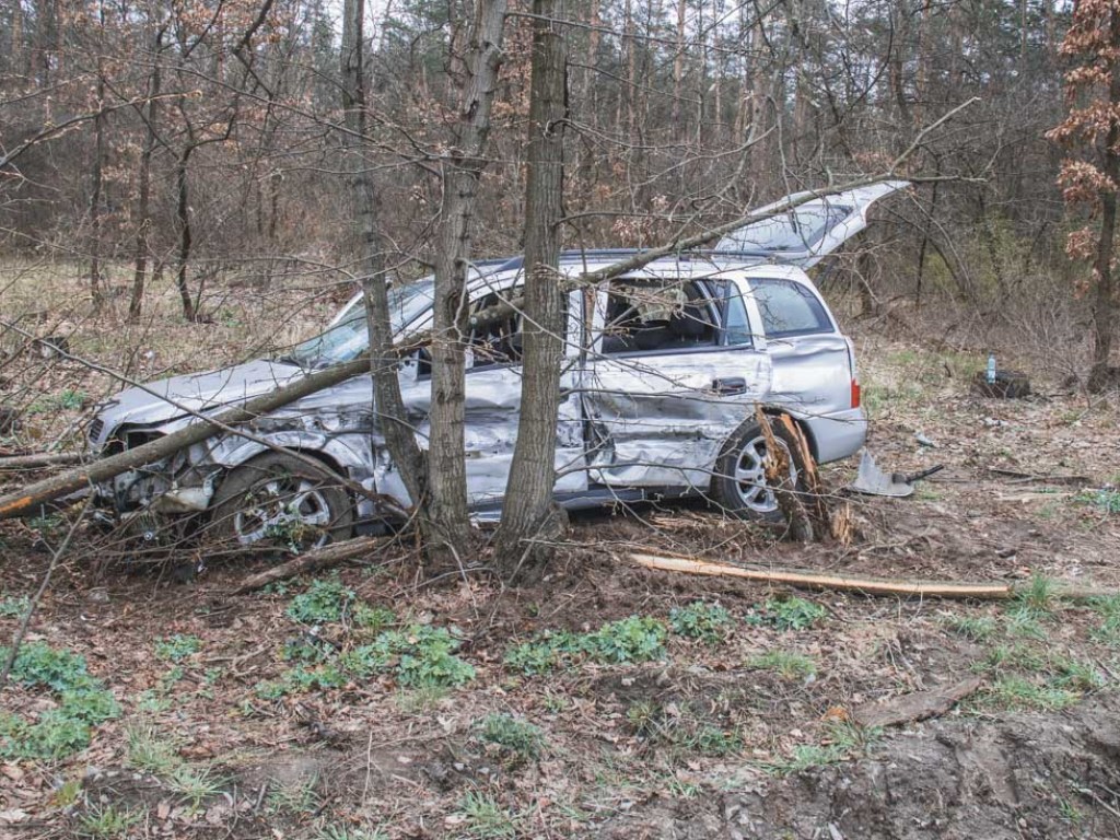 В Киеве на Гостомельском шоссе внедорожник на встречной полосе врезался в Opel и в деревья (ФОТО)